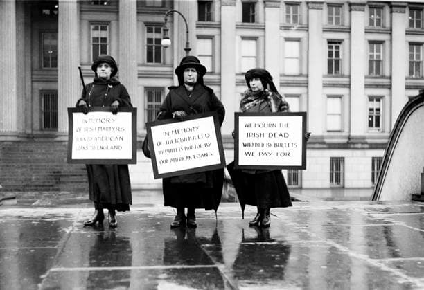 Three Women protesting against United States support of the English against Irish Independence, Washington DC, USA, Harris & Ewing, 1914  Copyright: xCircaxImagesx ghi-circa01089