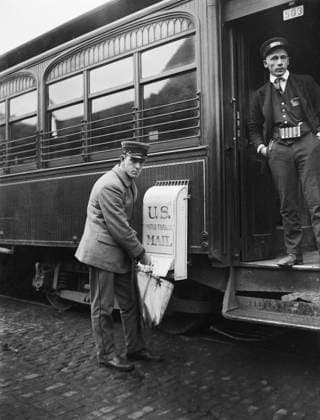 Mailman collecting Mail from Train Mailbox, USA, Harris & Ewing, 1921  Copyright: xCircaxImagesx ghi-circa01095