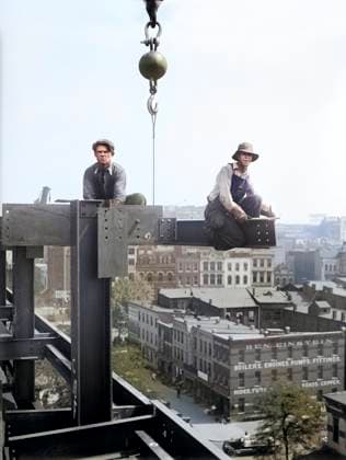 Two Workers sitting on Steel Beams during Building Construction, USA, Harris & Ewing, 1929  Copyright: xCircaxImagesx ghi-circa01121