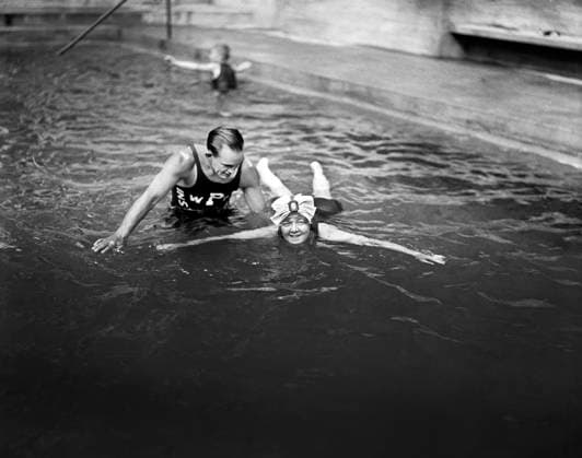 Woman learning to Swim, Wardman Park Hotel, Washington DC, USA, Harris & Ewing, 1922  Copyright: xCircaxImagesx ghi-circa01153