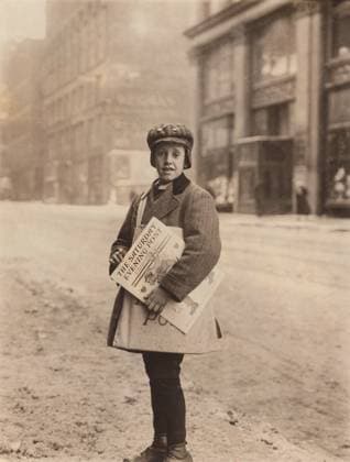 Young Newsboy selling Newspapers on Street, Rochester, New York, USA, Lewis Hine, 1910  Copyright: xCircaxImagesx ghi-circa01267