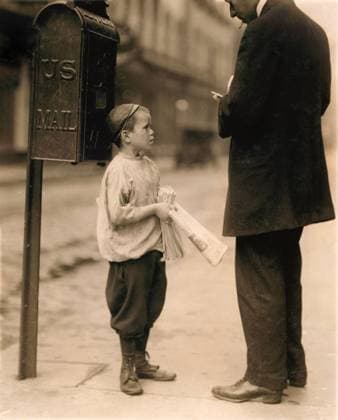7-year-old Newsboy selling Newspaper to Man, works every day 2:30 to 8pm, 10am to Midnight on Saturday earning 50 Cents per day, Philadelphia, Pennsylvania, USA, Lewis Hine, 1910  Copyright: xCircaxImagesx ghi-circa01281