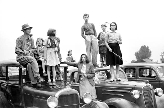 Spectators viewing from Tops of Cars, Champlain Valley Exposition, Essex Junction, Vermont, USA, Jack Delano, U.S. Farm Security Administration, August 1941  Copyright: xCircaxImagesx ghi-circa01537