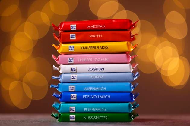 Verschiedene Sorten Ritter Sport Schokolade liegen auf einem Tisch. Das Unternehmen Ritter Sport hat im vergangenen Jahr den Umsatz deutlich gesteigert. Das Ergebnis wird aber von den hohen Energie- und Rohstoffpreisen belastet. (Themenbild, Symbolbild) Köln, 08.08.2023 NRW Deutschland *** Different varieties of Ritter Sport chocolate lie on a table The company Ritter Sport has significantly increased sales in the past year The result, however, is burdened by the high energy and raw material prices Topic image, symbol image Cologne, 08 08 2023 NRW Germany Copyright: xChristophxHardtx