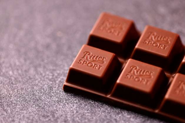 Ritter Sport Schokolade liegt auf einem Tisch. Das Unternehmen Ritter Sport hat im vergangenen Jahr den Umsatz deutlich gesteigert. Das Ergebnis wird aber von den hohen Energie- und Rohstoffpreisen belastet. (Themenbild, Symbolbild) Köln, 08.08.2023 NRW Deutschland *** Ritter Sport chocolate lies on a table The company Ritter Sport has significantly increased sales in the past year The result, however, is burdened by the high energy and raw material prices Topic image, symbol image Cologne, 08 08 2023 NRW Germany Copyright: xChristophxHardtx