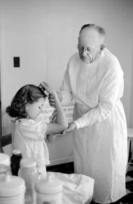 Doctor examining Young Girl s Fractured Arm, Farm Security Administration (FSA) Camp Clinic, Weslaco, Texas, USA, Arthur Rothstein, U.S. Farm Security Administration, February 1942  Copyright: xCircaxImagesx ghi-circa01621