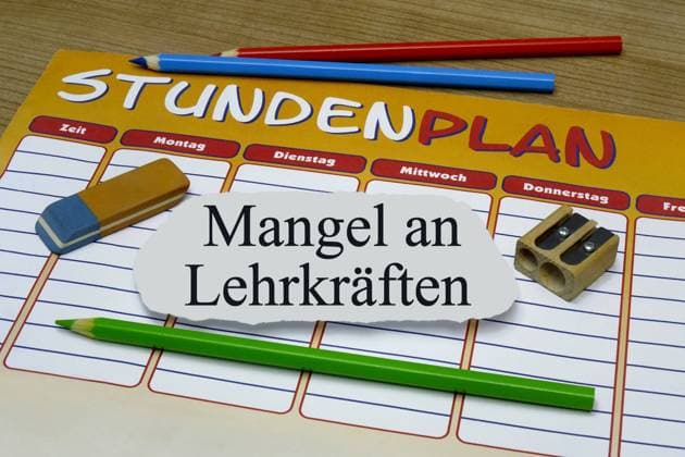 Stundenplan und Schriftzug Mangel an Lehrkräften Stundenplan und Schriftzug Mangel an Lehrkräften, 08.08.2023, Borkwalde, Brandenburg, Auf einem Stundenplan liegt der Schriftzug Mangel an Lehrkräften. *** Timetable and writing lack of teachers Timetable and writing lack of teachers, 08 08 2023, Borkwalde, Brandenburg, On a timetable lies the writing lack of teachers