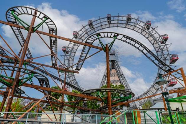 Verrostetes Gerüst und Schienen einer alten Achterbahn, hinten das Wiener Riesenrad, Prater, Wien, Österreich, Europa *** Verrostetes Scaffolding and Rails a Old Rollercoaster, at the back the Wiener Ferris wheel, Prater, Vienna, Austria, Europe Copyright: imageBROKER KarlheinzxIrlmeier ibxkhi09469443.jpg
