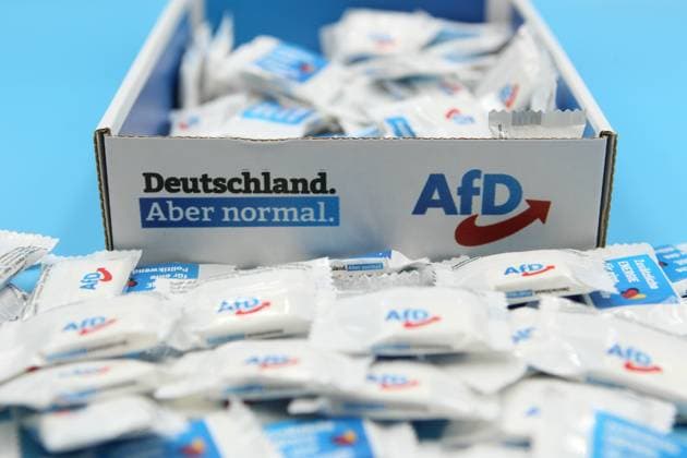 Päckchen mit Traubenzucker mit dem Schriftzug AFD der Partei Alternative für Deutschland liegen in und vor einem Karton. Symbolbild Symbolfoto AFD. Osdorf Hamburg *** Packets of dextrose with the lettering AFD of the party Alternative for Germany lie in and in front of a cardboard box Symbol Symbol photo AFD Osdorf Hamburg