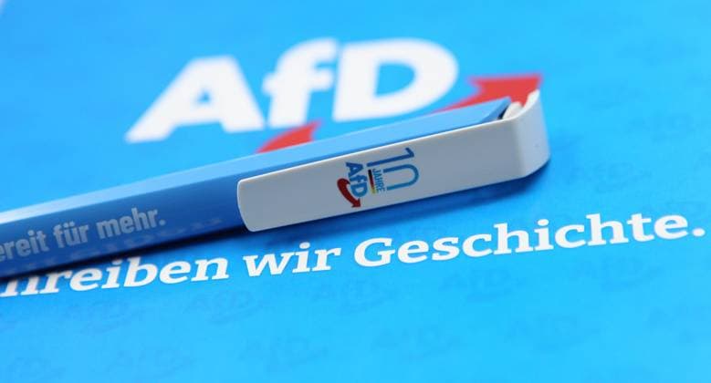 Ein Kugelschreiber mit dem Schriftzug Bereit für mehr und AFD der Partei Alternative für Deutschland liegt auf einem Schreibblock der Partei. Symbolbild Symbolfoto AFD. Osdorf Hamburg *** A ballpoint pen with the lettering Ready for more and AFD of the party Alternative for Germany lies on a writing pad of the party symbol picture symbol photo AFD Osdorf Hamburg