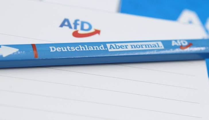 Ein Bleistift der Partei Alternative für Deutschland liegt auf einem Schreibblock der Partei. Symbolbild Symbolfoto AFD. Osdorf Hamburg *** A pencil of the party Alternative for Germany lies on a writing pad of the party symbol image symbol photo AFD Osdorf Hamburg