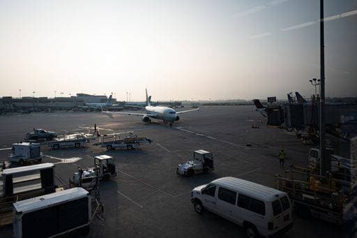 RECORD DATE NOT STATED A Delta jet pulling up to the terminal at Philadelphia International Airport. *** einer Delta Düsentrieb ziehend Aufwärts an der Klemme im Philadelphia Internationale Flughafen 20671755