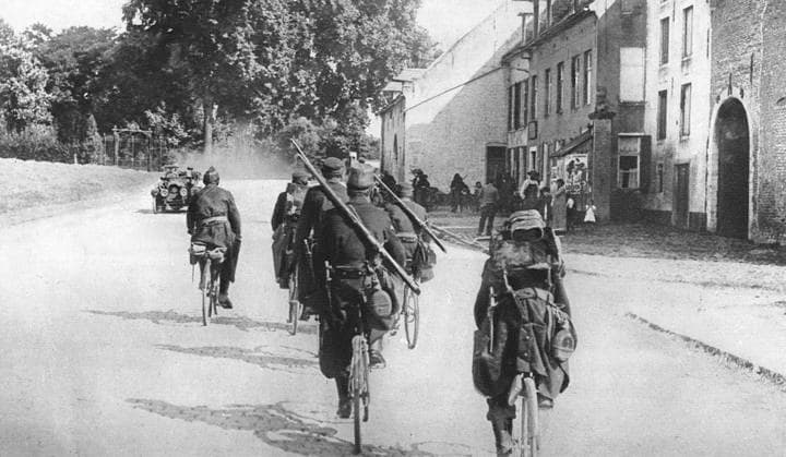 Belgian cyclist scouts Belgian cyclist scouts on their way to the front line. Cyclist soldiers were less conspicuous and quieter than traditional horse cavalry, but less well suite dto travel across rough terrain. Date: August 1914  Copyright: Copyrightx(c)Geminix2023.xCredit:xGemini 10636879