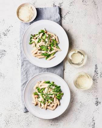 IMAGO Creative: Food, Spargel Two Bowls of Asparagus Mushroom Pasta Two Bowls of Asparagus Mushroom Pasta Copyright: xEmilyxMillerx EM190523-2