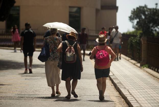 August 9, 2023, Malaga, Spain: A woman uses an umbrella to protect herself from the sun during a hot summer day, amid the third heatwave. Spain lives an episode of risk for high temperatures in all the country with more than 40Âº degrees, especially in an Andalusian region where temperatures will reach 44Âº degrees according to the AEMET weather agency. Malaga Spain - ZUMAs197 20230809_aab_s197_029 Copyright: xJesusxMeridax