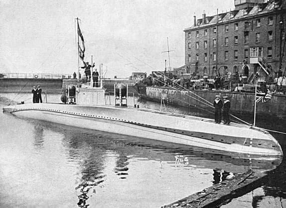 German submarine on view in London, WW1 U C 5, a captured German submarine, exhibited at Temple Pier in London with the British ensign flying over the German flag. Date: 1916  Copyright: Copyrightx(c)Geminix2023.xCredit:xGemini 10698025