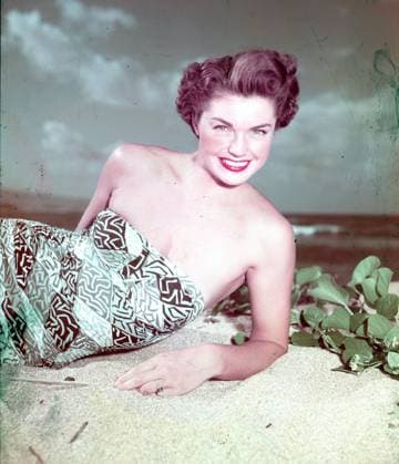 Circa 1950, Hollywood, California, USA: Ester Williams lying in the sandy beach: Hollywood United States - ZUMAk09_ 19500101_kaa_k09_148 Copyright: xKeystonexPressxAgencyx