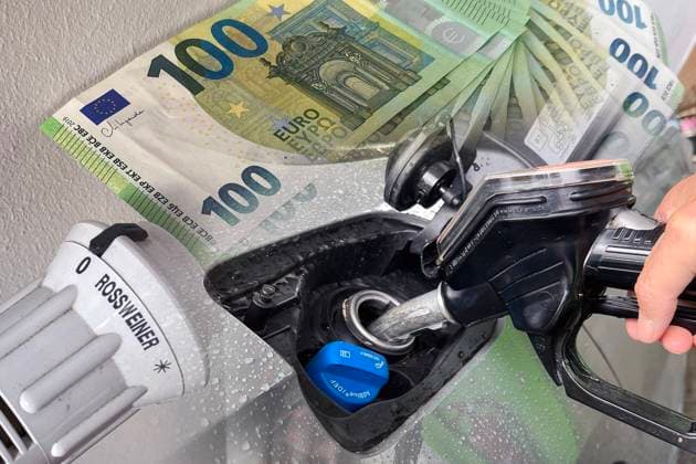 FOTOMONTAGE: Ab Anfang 2024 soll die CO2 -Steuer von 30 auf 45 Euro pro Tonne ausgestossenem Kohlendioxid steigen. Heizen und Tanken wird teurer. Themenbild:Sprunghafter Anstieg der Heizkosten wegen exorbitanten Kosten fuer Gas und Oel. Die Preise fuer Gas und Oel sind explodiert. Was das genau fuer die Heizrechnung bedeutet, werden viele Haushalte aber erst mit der naechsten Nebenkostenabrechnung sehen. Heizkosten.Thermostat,Heizkoerper,Symbolfoto,Heizkosten,Heizkoerper,Radiator,Winter,Nebenkosten,Wohnnebenkosten,Nachzahlung,Nebenkostennachzahlung,Heizkostennachzahlung,Mieter,Mietnebenkosten,Heizkostenvorauszahlung,Heizung. a *** PHOTOMONTAGE From the beginning of 2024, the CO2 tax is to rise from 30 to 45 euros per ton of emitted carbon d