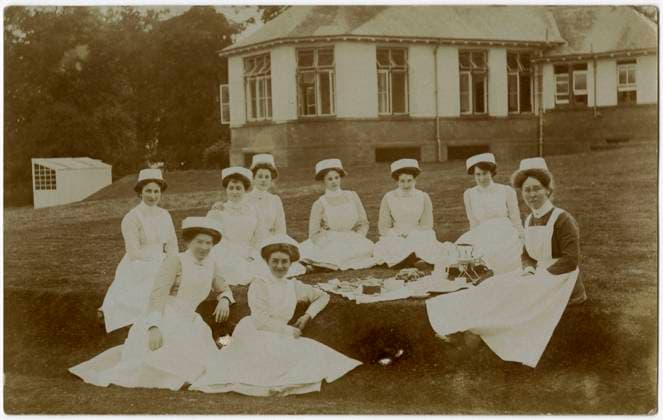 Royal Victoria Hospital Farm Colony, Polton, Scotland Nurses having a picnic in the grounds at The Royal Victoria Hospital, founded in 1894 and Polton Farm Colony, founded in 1910. Together with the Dispensary these formed the nucleus of the Edinburgh Scheme for combating tuberculosis. In 1914, the Dispensary, Hospital and Farm Colony were given to the City of Edinburgh and the Royal Victoria Tuberculosis Trust was founded. These came under the management of the Royal Victoria and Associated Hospitals NHS Trust in 1948, and the North Lothian District of Lothian Health Board in 1974. Date: circa 1910  Copyright: Copyrightx(c)Geminix2023.xCredit:xGemini 11100840