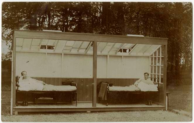 Royal Victoria Hospital Farm Colony, Polton, Scotland Patients in their outdoor beds undergoing fresh air treatment at The Royal Victoria Hospital, founded in 1894 and Polton Farm Colony, founded in 1910. Together with the Dispensary these formed the nucleus of the Edinburgh Scheme for combating tuberculosis. In 1914, the Dispensary, Hospital and Farm Colony were given to the City of Edinburgh and the Royal Victoria Tuberculosis Trust was founded. These came under the management of the Royal Victoria and Associated Hospitals NHS Trust in 1948, and the North Lothian District of Lothian Health Board in 1974. Date: circa 1910  Copyright: Copyrightx(c)Geminix2023.xCredit:xGemini 11100842