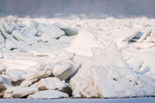 Frozen, snow-covered banks of the Danube River below the Petrovaradin Fortress, Vojvodina, Novi Sad, Petrovaradin, Serbia. *** Frozen, Schnee Gedeckter Banken des der Donau Fluß unten der Petrovaradin Fortress, Vojvodina, Novi Sad, Petrovaradin, Serbien 12564941 RECORD DATE NOT STATED