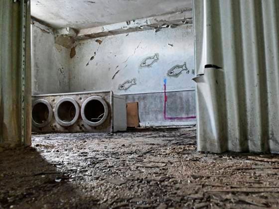 09.08.2023 Bei Lost Places Führungen Fotoworkshop im historischen und unter Denkmalschutz stehenden Alten Polizeipräsidium Frankfurt von Frankfurter Stadtevents mit Ulrich Mattner sieht man zur Zeit bis zum Beginn von Bauarbeiten viel defektes Mobiliar Frankfurt (Main) Hessen Deutschland *** 09 08 2023 At Lost Places guided tours photo workshop in the historic and listed Old Police Headquarters Frankfurt of Frankfurt city events with Ulrich Mattner you can see at the moment until the start of construction work a lot of defective furniture Frankfurt Main Hesse Germany