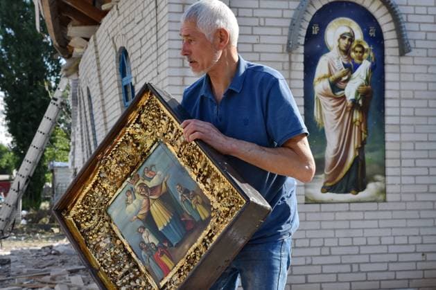 Bilder des Jahres 2023, News 08 August News Themen der Woche KW32 news Bilder des Tages August 10, 2023, Zaporizhzhia, Ukraine: Father Vasil holds a saved icon from the Orthodox church that was ruined after the Russian rocket attack in Zaporizhzhia. Two young women and a man were killed and nine other people were wounded in a Russian missile attack on the Ukrainian city of Zaporizhzhia late on August 9. Officials said two of the people had been killed on the spot and a woman died overnight at the hospital. Zaporizhzhia city council secretary Anatoliy Kurtev said the church had been destroyed and about 15 high-rise buildings had been damaged. Zaporizhzhia Ukraine - ZUMAs197 20230810_aab_s197_042 Copyright: xAndriyxAndriyenkox