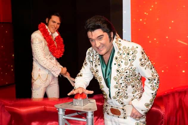 Bilder des Jahres 2023, Entertainment 08 August Entertainment Themen der Woche KW32 Entertainment Bilder des Tages Grahame Patrick, Darsteller im Musical Elvis , bei der Präsentation der restaurierten Wachsfigur von Elvis Presley im Madame Tussauds. Berlin, 11.08.2023 *** Grahame Patrick, actor in the musical Elvis , at the presentation of the restored wax figure of Elvis Presley at Madame Tussauds Berlin, 11 08 2023 Foto:xT.xBartillax xFuturexImage