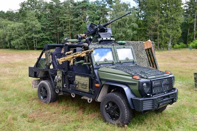 Rheinmetall Luftlandeplattform Caracal Der neue Geländewagen 4x4 von Rheinmetall, als Luftlandeplattform Caracal bezeichnet, wird bei der Bundeswehr in einer geplanten Stückzahl von über 2000 Fahrzeugen eingeführt. Er wird als schneller und flexibel nutzbarer Waffenträger bei den Luftlandetruppen und bei Spezialkräften eingesetzt. Vorführung zur Darstellung der neuen Kräftekategorie Mittlere Kräfte des deutschen Heeres. Neben den Fahrzeugen und Ausrüstungsmitteln der Mittleren Kräfte wurden auch klassische Fahrzeuge der Schweren Kräfte (Kettenfahrzeuge) gezeigt. Im Zuge der Neuausrichtung der Bundeswehr wird das Heer die neue Kräftekategorie Mittlere Kräfte aufstellen. Die erste Brigade, welcher die Mittleren Kräfte zugeo