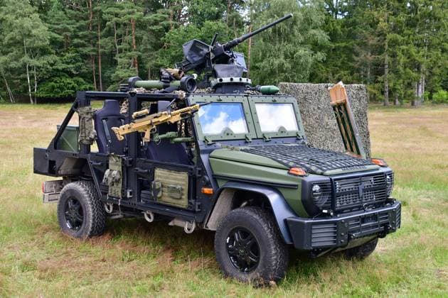 Rheinmetall Luftlandeplattform Caracal Der neue Geländewagen 4x4 von Rheinmetall, als Luftlandeplattform Caracal bezeichnet, wird bei der Bundeswehr in einer geplanten Stückzahl von über 2000 Fahrzeugen eingeführt. Er wird als schneller und flexibel nutzbarer Waffenträger bei den Luftlandetruppen und bei Spezialkräften eingesetzt. Vorführung zur Darstellung der neuen Kräftekategorie Mittlere Kräfte des deutschen Heeres. Neben den Fahrzeugen und Ausrüstungsmitteln der Mittleren Kräfte wurden auch klassische Fahrzeuge der Schweren Kräfte (Kettenfahrzeuge) gezeigt. Im Zuge der Neuausrichtung der Bundeswehr wird das Heer die neue Kräftekategorie Mittlere Kräfte aufstellen. Die erste Brigade, welcher die Mittleren Kräfte zugeo