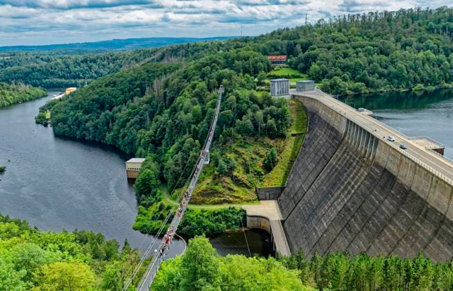 483 Meter lange Seilhängebrücke Titan RT über der Rappbode-Talsperre, bei Elbingerode, Harz, Sachsen-Anhalt, Deutschland, Europa *** 483 Meter Lange Rope suspension bridge Titan RT via the Rappbode Dam, at Elbingerode, Resin, Saxony Anhalt, Germany, Europe Copyright: imageBROKER MichaelxNitzschke ibxtlo09495834.jpg