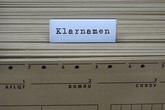 Hängeregister und Klarnamen Hängeregister und , 12.08.2023, Borkwalde, Brandenburg, An einem Hängeregister steht der Schriftzug Klarnamen. *** Hanging register and clear names Hanging register and , 12 08 2023, Borkwalde, Brandenburg, At a hanging register is the writing clear names