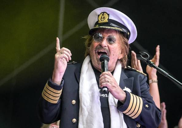 Entertainment Bilder des Tages 12.08.2023, xlakx, Entertainment Musik, SchlagerOlymp 2023 emspor, v.l.Frank Zander, letzter Auftritt beim SchlagerOlymp und der Abschied steht unmittelbar bevor. Berlin *** 12 08 2023, xlakx, entertainment music, SchlagerOlymp 2023 emspor, v l Frank Zander, last appearance at SchlagerOlymp and the farewell is imminent Berlin