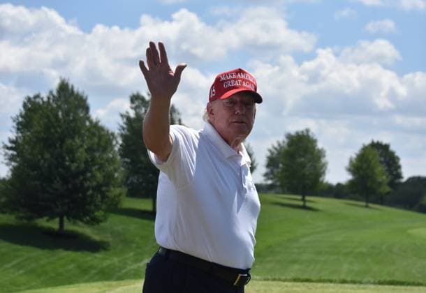 Bilder des Jahres 2023, Entertainment 08 August Entertainment Themen der Woche KW32 News Bilder des Tages August 13, 2023, Bedminster, New Jersey, United States: Former President of the United States Donald J. Trump waves to supporters. Former President of the United States Donald J. Trump visits the driving range at LIV Golf Bedminster 2023 at Trump National Golf Club Bedminster in Bedminster.. Former President of the United States Donald J. Trump waved to supporters and throws his fist in the air. Bedminster United States - ZUMAs197 20230813_aaa_s197_017 Copyright: xKylexMazzax