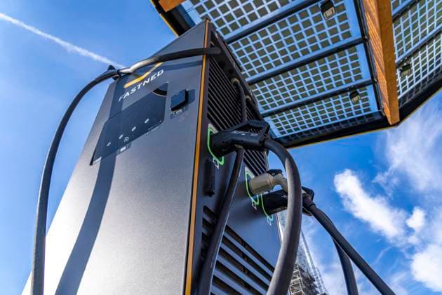 E-Tankstelle auf dem Gelände der ehemaligen Zeche Lohberg in Dinslaken, 4 300-KW-Schnellladesäulen, vom Anbieter Fastend, der Ladestrom stammt aus erneuerbaren Energien, ein Teil davon aus dem Photovoltaik-Dach der E-Tanke, NRW, Deutschland E-Tankstelle *** E filling station on the site of the former Lohberg colliery in Dinslaken, 4 300 KW fast charging columns, from the supplier Fastend, the charging current comes from renewable energies, part of it from the photovoltaic roof of the E filling station, NRW, Germany E filling station