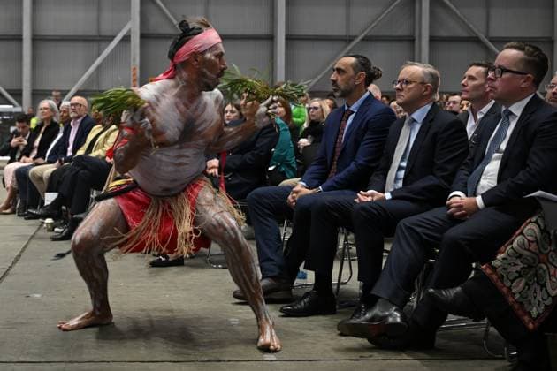 Bilder des Jahres 2023, News 08 August News Themen der Woche KW33 News Bilder des Tages QANTAS INDIGENOUS VOICE YES VOTE, Prime Minister Anthony Albanese and Adam Goodes look on as indigenous dancers perform as QANTAS unveil their Yes23 livery being carried on some of their aircraft at Sydney Domestic Airport in Sydney, Monday, August 14, 2023. ( NO ARCHIVING, EDITORIAL USE ONLY, NO USE IN BOOKS WITHOUT CONSENT SYDNEY NEW SOUTH WALES AUSTRALIA  Copyright: xDEANxLEWINSx 20230814001830752720