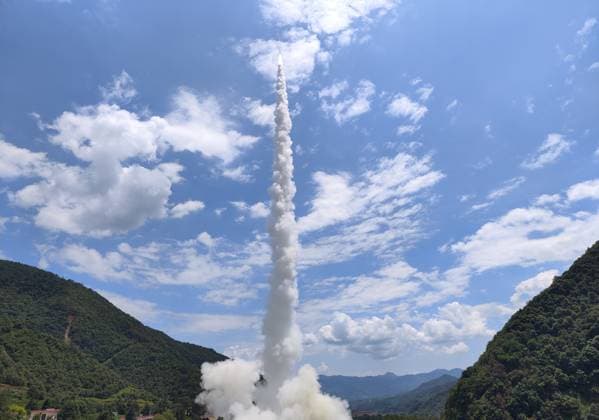 Bilder des Jahres 2023, News 08 August News Themen der Woche KW33 News Bilder des Tages China, Kuaizhou-1A Rakete befördert Satelliten ins All (230814) -- XICHANG, Aug. 14, 2023 -- A Kuaizhou-1A carrier rocket carrying five new satellites blasts off from the Xichang Satellite Launch Center in southwest China s Sichuan Province, Aug. 14, 2023. China successfully launched a Kuaizhou-1A carrier rocket to send five new satellites into space from the Xichang Satellite Launch Center in southwest China s Sichuan Province on Monday. The A to E satellites belonging to the Head-3 micro-satellite constellation were launched at 1:32 p.m. (Beijing Time), and entered the planned orbit successfully. (Photo by Xinhua) (EyesonSci) CHINA-XICHANG-SATELLITES-LAUNCH (CN) HuxXujie 