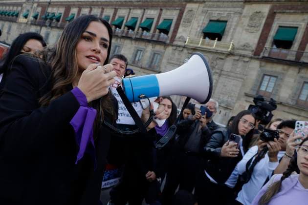 Mexiko Stadt, Protest von Feministinnen Feminists Demonstrate Outside The National Palace; Demand That The Mexican President Not Victimise Himself Alessandra Rojo De la Vega, activist, accompanied by various feminist collectives and relatives of victims of feminicide, demonstrates outside the National Palace in Mexico City, in an attempt to deliver two books on feminism and to explain to the president of Mexico, Andres Manuel Lopez Obrador, What is gender-based political violence and demand that he does not victimise himself after the criticism of the president by women from the opposition, since, they say, it is women who suffer daily from different types of violence such as physical, psychological, symbolic, sexual, patrimonial, economic or feminicide violence, unlike men. Me Copyright: xGerardoxVieyrax originalFilename: vieyra-notitle230814_npGiE.jpg