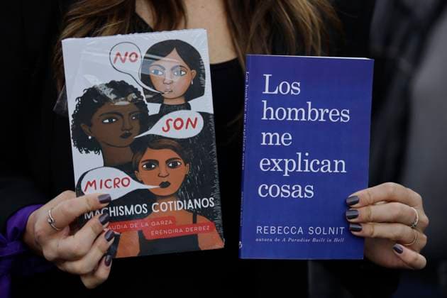Mexiko Stadt, Protest von Feministinnen Feminists Demonstrate Outside The National Palace; Demand That The Mexican President Not Victimise Himself Alessandra Rojo De la Vega, activist, accompanied by various feminist collectives and relatives of victims of feminicide, demonstrates outside the National Palace in Mexico City, in an attempt to deliver two books on feminism and to explain to the president of Mexico, Andres Manuel Lopez Obrador, What is gender-based political violence and demand that he does not victimise himself after the criticism of the president by women from the opposition, since, they say, it is women who suffer daily from different types of violence such as physical, psychological, symbolic, sexual, patrimonial, economic or feminicide violence, unlike men. Copyright: xGerardoxVieyrax originalFilename: vieyra-notitle230814_npYUx.jpg