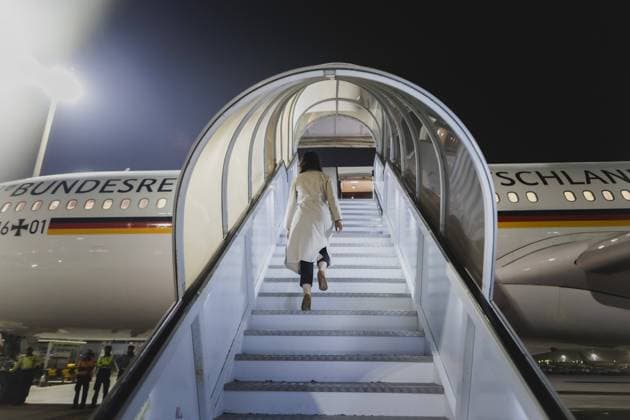 Annalena Baerbock (Buendnis 90 Die Gruenen), Bundesaussenministerin, aufgenommen vor Weiterflug nach Sydney in Abu Dhabi, 15.08.2023. Durch einen unplanmaessigen Stopp in Abu Dhabi aufgrund eines technischen Problems an den Landeklappen des Flugzeugs verzoegerte sich die Weiterreise und eine Tag. Das Flugzeug sollte Aussenministerin Baerbock zu einer mehrtaegigen Delegationsreise nach Australien, Neuseeland und Fidschi bringen. Abu Dhabi Vereinigte Arabische Emirate *** Annalena Baerbock Buendnis 90 Die Gruenen , Federal Minister of Foreign Affairs, photographed before continuing her flight to Sydney in Abu Dhabi, 15 08 2023 An unscheduled stop in Abu Dhabi due to a technical problem with the landing flaps of the aircraft delayed the onwar Copyright: xFlorianxGaertnerx