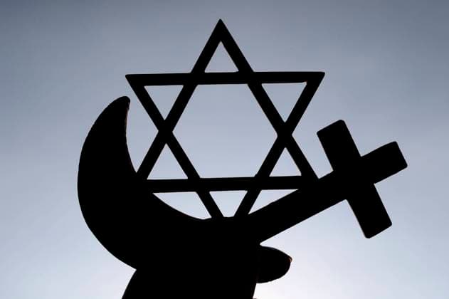Symboles interreligieux Symboles interreligieux. Christianity, Islam, Judaism 3 monotheistic religions. Jewish Star, Cross and Crescent : Interreligieuse symbols in hands. Copyright: xGODONGx xBSIPx 015732_036 Bsip_015732_036