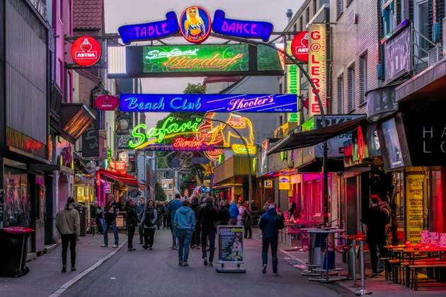  Große Freiheit Seitenstraße zur Reeperbahn in den Abendstunden, St. Pauli, Hansestadt Hamburg, Land Hamburg, Norddeutschland, Deutschland, Europa *** Great Freedom Side street to Reeperbahn in the Evening hours, St Pauli, Hanseatic city Hamburg, Country Hamburg, Northern Germany, Germany, Europe Copyright: imageBROKER/StanislavxBelicka iblbsb09499824.jpg