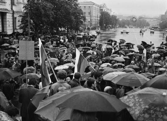 Nizhny Novgorod, USSR. Participants of the rally gather on Minin and Pozharsky Square in support of democratic forces after the failed State Committee on the State of Emergency members coup attempt. In order to prevent the signing of the Union Treaty, which has to replace the USSR by the new federation of sovereign states, the representatives of top Soviet leadership, headed by Vice-President of the USSR Gennady Yanayev removed the USSR President from power and declared state of emergency. Nikolai Moshkov TASS  19303640