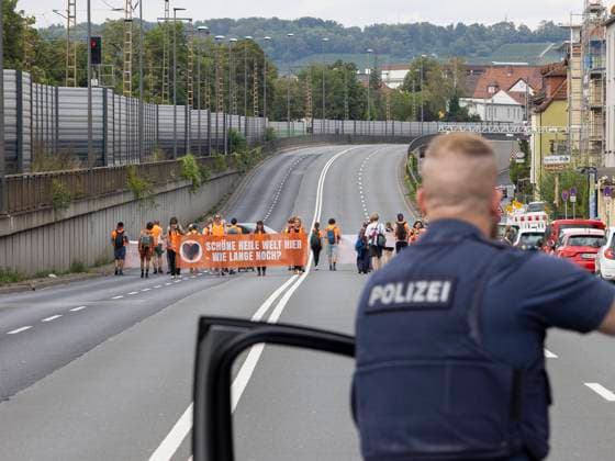15.08.2023, Protestmarsch der Letzten Generation, Deutschland, Wuerzburg, B19, Im Bild: Mitglieder der Letzten Generation demonstrieren mit Bannern auf der B19. *** 15 08 2023, Last Generation protest march, Germany, Wuerzburg, B19, In the picture members of the Last Generation demonstrate with banners on the B19. Copyright: HMBxMedia xJulienxBecker