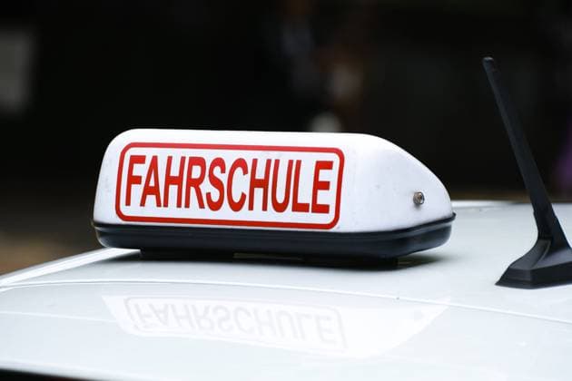Düsseldorf 15.08.2023 Fahrschule Schriftzug Führerschein Führerscheinentzug Punkte Punkteabbau Fahrlehrer Fahrschüler Führerscheintest Führerscheinprüfung TÜV Düsseldorf Nordrhein-Westfalen Deutschland