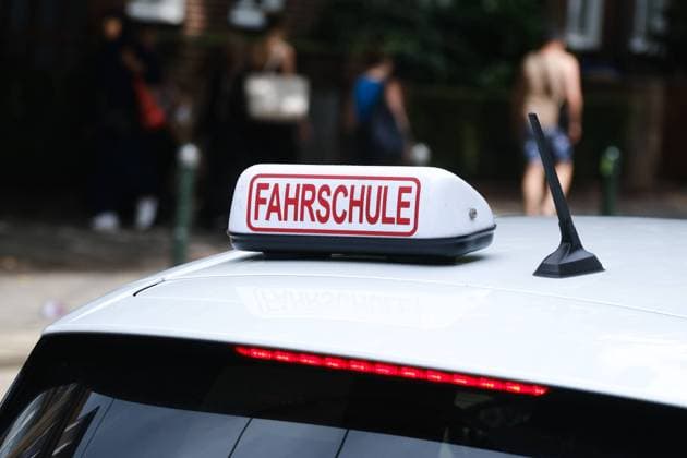 Düsseldorf 15.08.2023 Fahrschule Schriftzug Führerschein Führerscheinentzug Punkte Punkteabbau Fahrlehrer Fahrschüler Führerscheintest Führerscheinprüfung TÜV Düsseldorf Nordrhein-Westfalen Deutschland