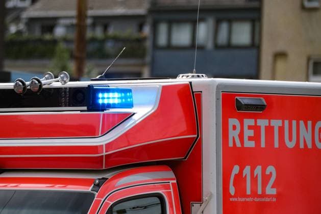 Feuerwehr und Notarzt, Symbolfotos Düsseldorf 15.08.2023 Rettungswagen Rettungsdienst Rettungstransportwagen RTW Krankenwagen Feuerwehr Notarzt Blaulicht Sondersignal Notfall Rettungseinsatz Drehlicht Rettung Wegerecht Düsseldorf Nordrhein-Westfalen Deutschland *** Duesseldorf 15 08 2023 ambulance rescue service ambulance RTW ambulance fire department emergency doctor blue light special signal emergency rescue operation turning light rescue right of way Duesseldorf North Rhine Westphalia Germany