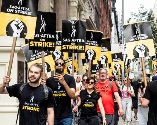 News Themen der Woche KW33 News Bilder des Tages August 15, 2023, New York City, New York, United States: People carrying signs saying SAG-AFTRA on strike at an actors strike picket line organized by SAG-AFTRA in New York City. New York City United States - ZUMAb161 20230815_aap_b161_002 Copyright: xMichaelxBrochsteinx