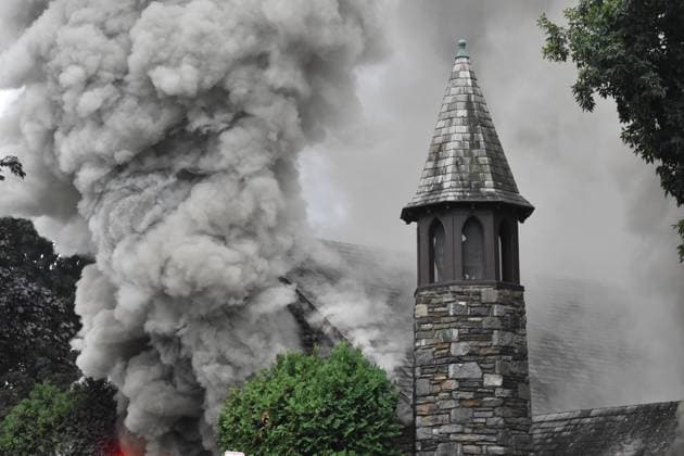 News Themen der Woche KW33 News Bilder des Tages August 15, 2023, Montclair, New Jersey, United States: Heavy smoke engulfs the church after a fire break out today morning. Fire broke out at Grace Presbyterian Church in Montclair. The fire started in the basement and spread to the first floor and the church partially collapsed. Two firefighters were injured and are being treated. Montclair United States - ZUMAs197 20230815_aaa_s197_076 Copyright: xKylexMazzax