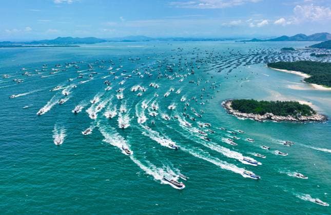 Bilder des Jahres 2023, News 08 August News Themen der Woche KW33 News Bilder des Tages YANGJIANG, CHINA - AUGUST 16: Aerial view of fishing boats setting sail from Zhapo National Port as the summer fishing ban ended in the South China Sea on August 16, 2023 in Yangjiang, Guangdong Province of China.  Copyright: xVCGx 111449812347